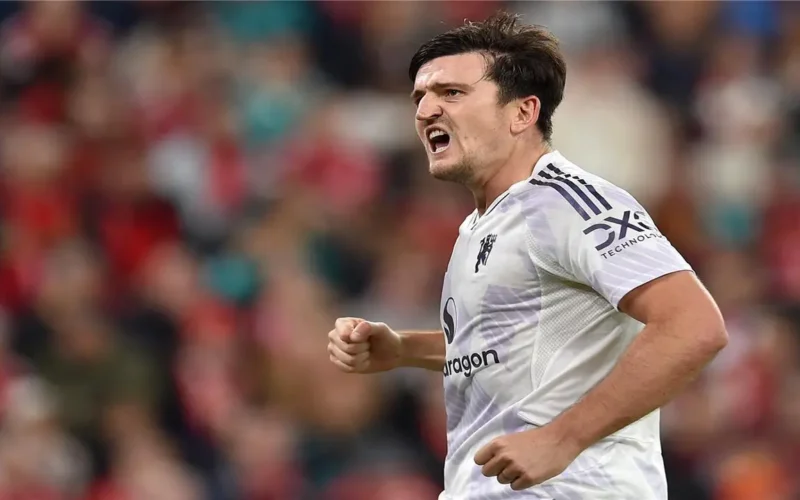 تحقيق الشرطة اليونانية يتسبب في أزمة قانونية تواجه هاري ماجواير بالدوري الإنجليزي